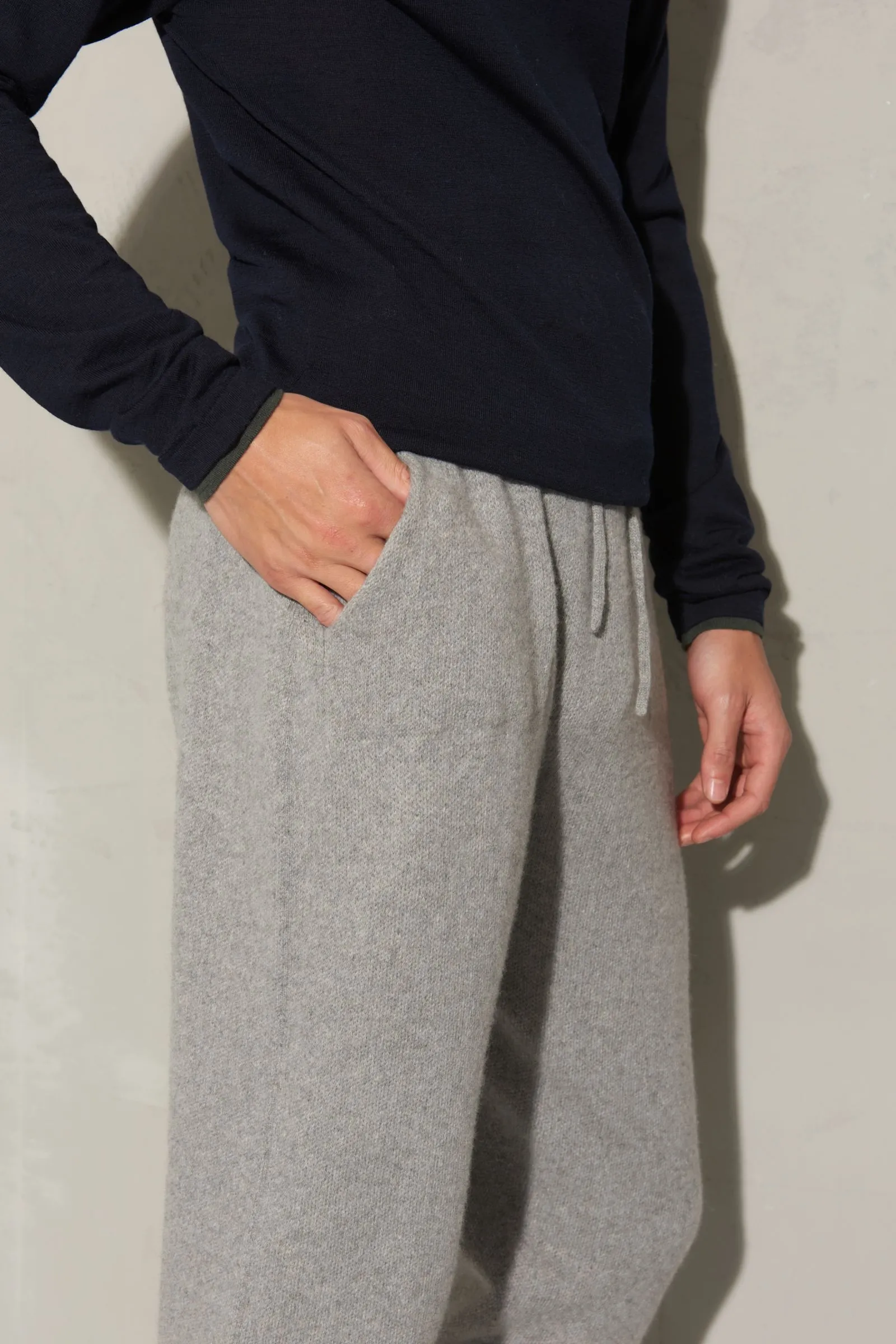 04651/ A TRIP IN A BAG cashmere jogger pants 'The cashmere Pant' grey