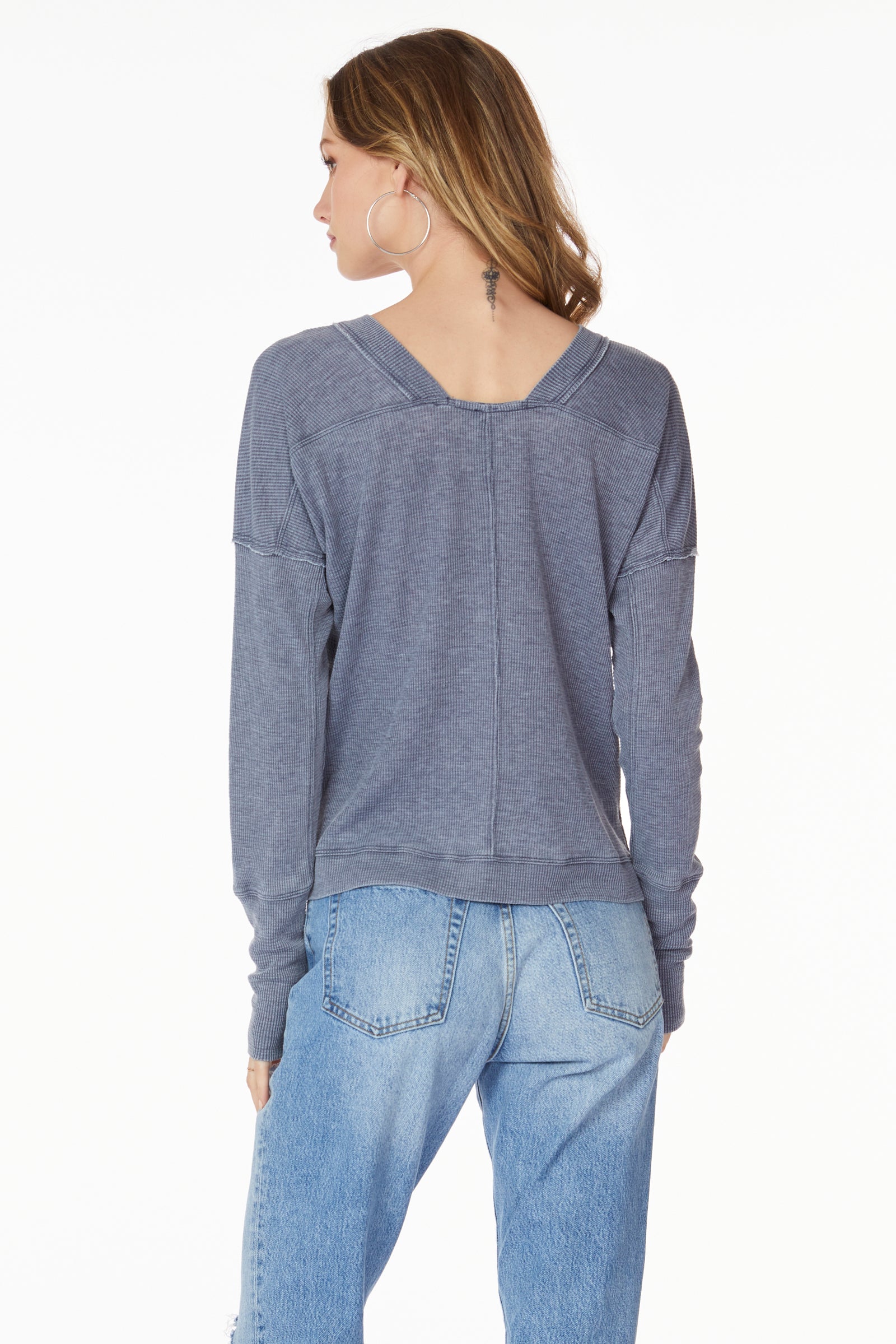 SCOOP V-NECK SLOUCHY TEE